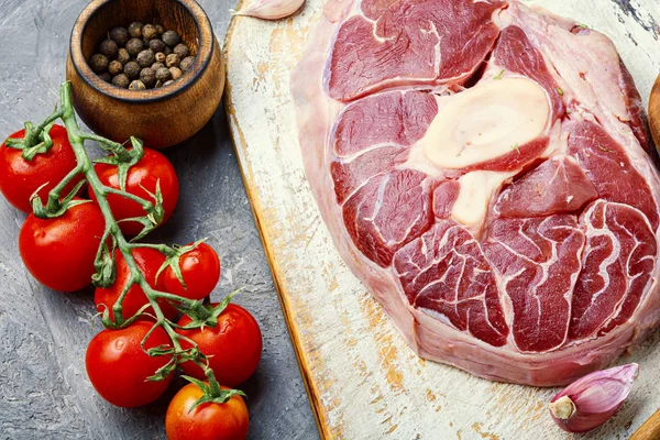 Syrové hovězí maso na řezací desce — Stock fotografie