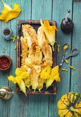 Kavrulmuş kabak çiçekleri