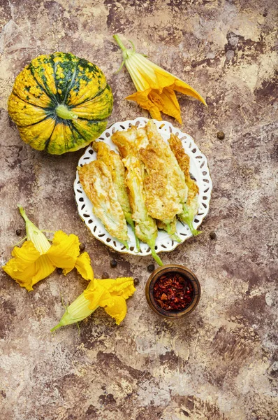 kabak çiçekler doldurulmuş