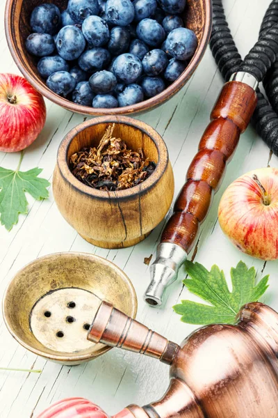 Hookah with with berries and apple — Stock Photo, Image