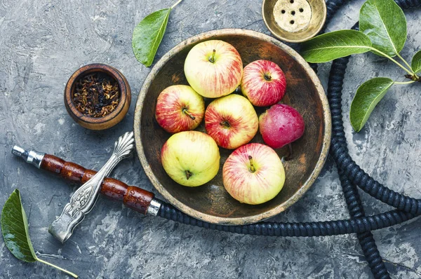 Fumar narguile con manzana — Foto de Stock