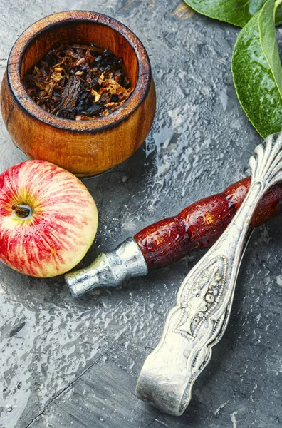 Smoking hookah with apple — Stock Photo, Image