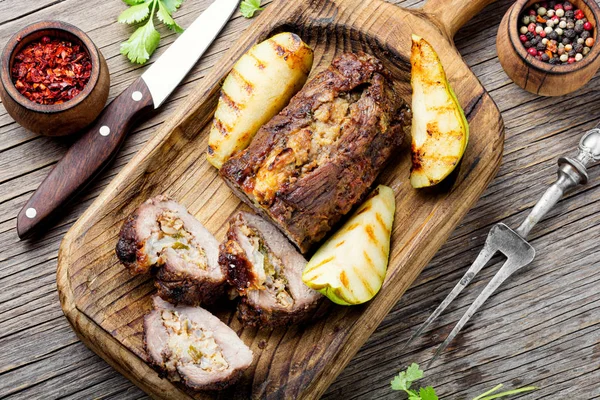 Köttfärslimpa med frukt och nötter — Stockfoto