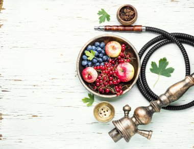 Çilek ve elma ile Arabistan nargile