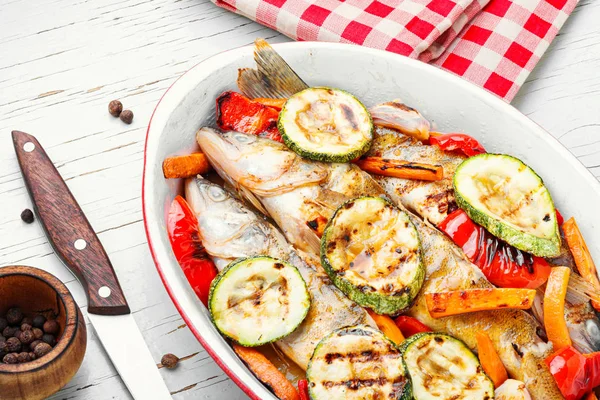Grilled fish with vegetable — Stock Image Grilled fish with vegetable Royalty Free Stock Photos