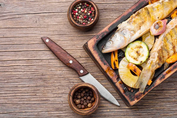 Grilled fish with vegetable — Stock Image Grilled fish with vegetable Stock Picture