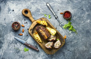 Meyve ve fındık ile köfte