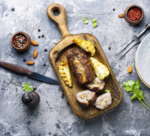 Hackbraten mit Obst und Nüssen — Stockfoto