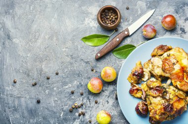 Erikli kızarmış tavuk