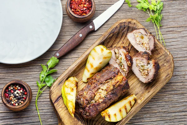 Gehaktbrood met fruit en noten — Stockfoto