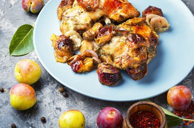 Erik ile kavrulmuş tavuk dolması