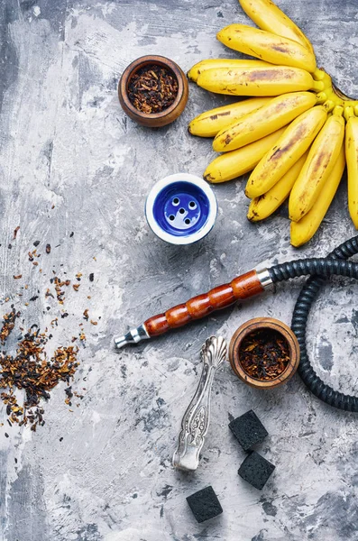 바나나 맛을 가진 터키어 물담배 — 스톡 사진