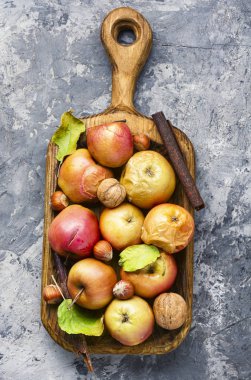 Kırmızı pişmiş elma