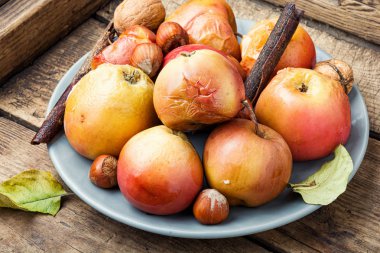 Kırmızı pişmiş elma