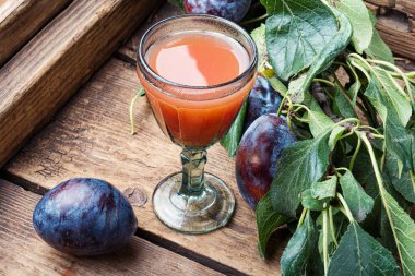 Romanya ulusal erik likörü