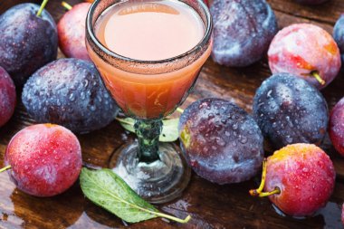 Romanya ulusal erik likörü