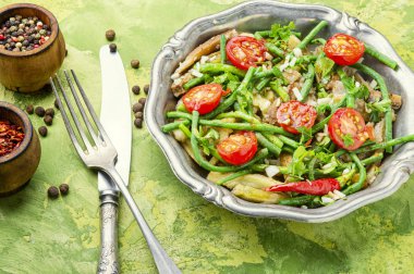 Kuşkonmaz fasulye ile Salata