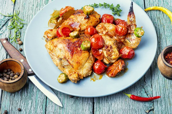 Pollo al horno en verduras —  Fotos de Stock