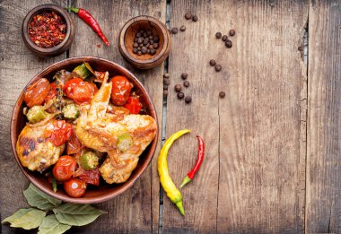 Pişmiş tavuk ve sebze.