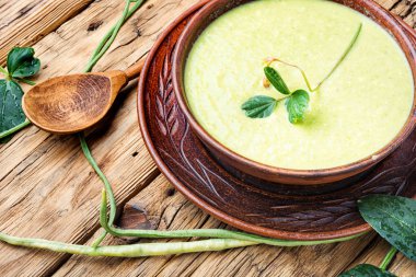 Kasede taze kuşkonmaz çorbası