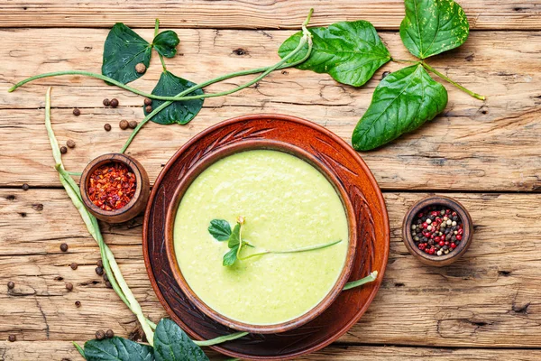 Sopa de espárragos frescos en tazón — Foto de Stock