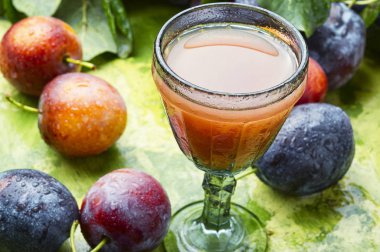 Romanya ulusal erik likörü