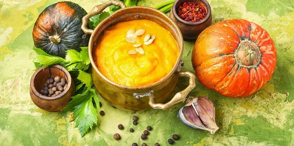 Soupe de citrouille dans un pot en métal — Photo