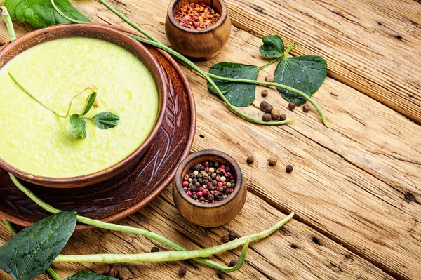 Soupe d'asperges fraîches dans un bol — Photo