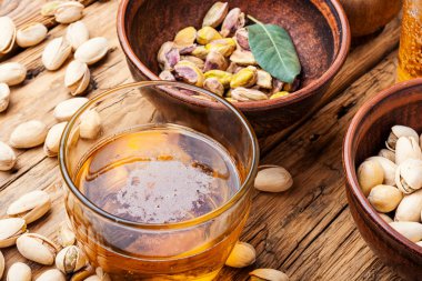 Tahta masa üzerinde antep fıstığı