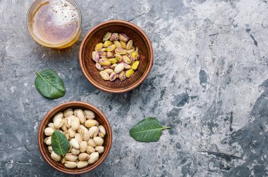 bir kase fıstık fındık