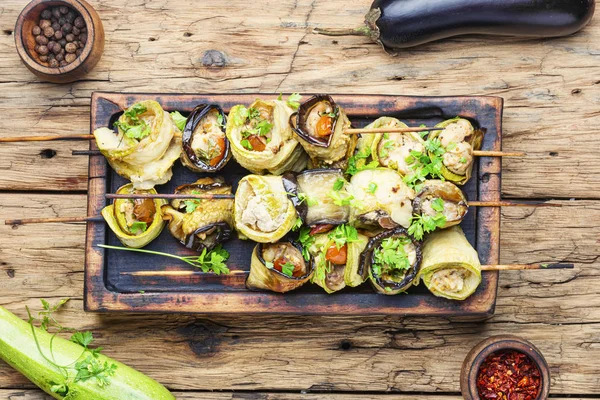 Aubergine met vlees op spiesjes — Stockfoto