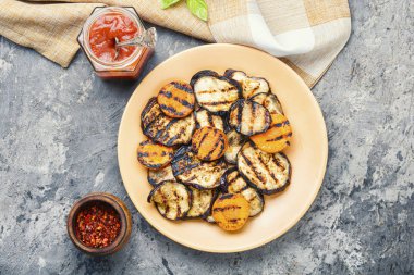 Tabakta ızgara sebzeler