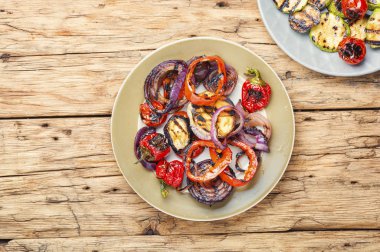 Tabakta ızgara sebzeler