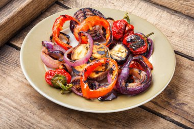 Tabakta ızgara sebzeler