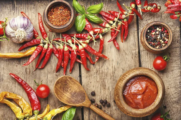 Kořeněná chilli omáčka nebo kečup — Stock fotografie