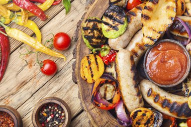 Soslu kızarmış sosisler