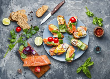 Balık ile çeşitli bruschetta