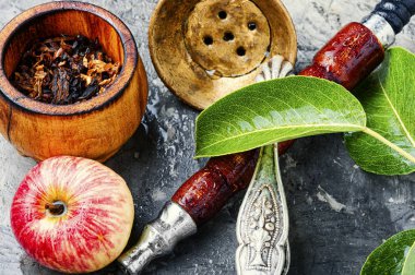 Elma ile sigara nargile