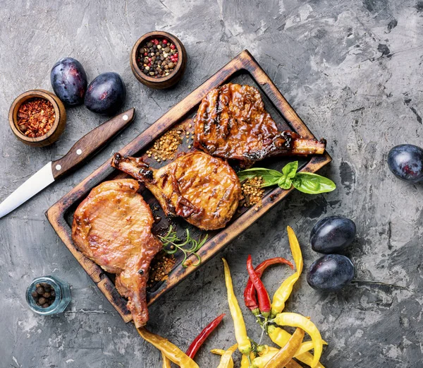 Grilované maso ve Švestkové omáčce — Stock fotografie