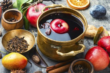 Rustik kasede mulled şarap