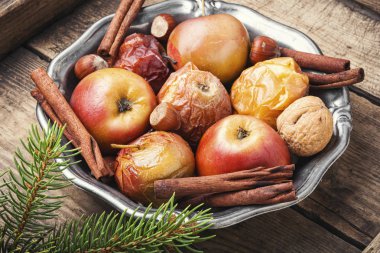 Kırmızı pişmiş elma