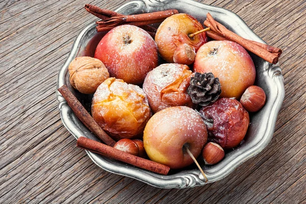 Sabrosas manzanas al horno —  Fotos de Stock