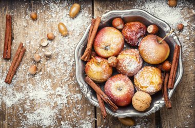 Kırmızı pişmiş elma