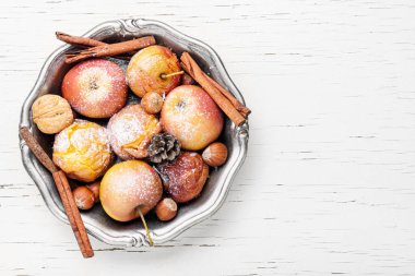 Kırmızı pişmiş elma