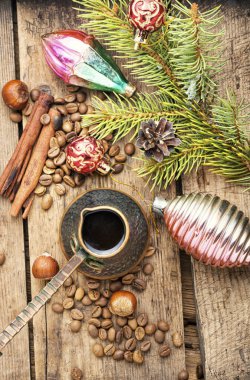 Noel oyuncağı ve kahve.