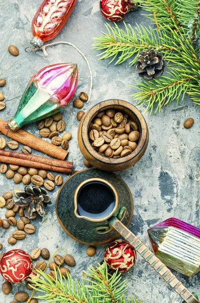Vánoční hračka a voňavá káva — Stock fotografie