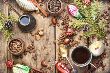 Noel oyuncağı ve kahve.