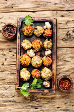 Sebzelerle doldurulmuş Noel mantarları