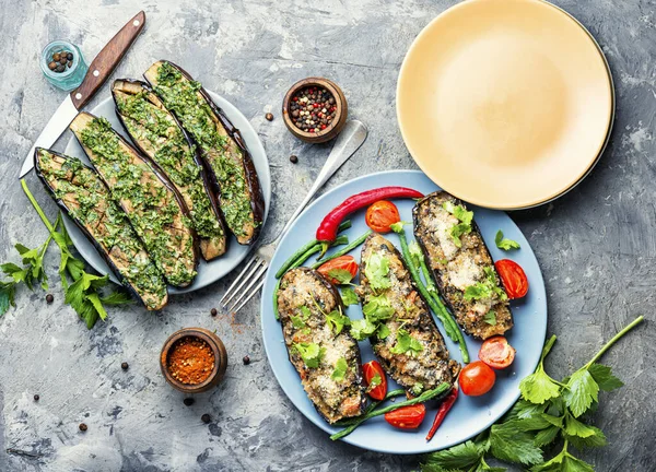 Halved baked eggplant. — Stock Photo, Image