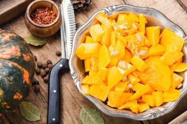 Bir tabakta dilimlenmiş balkabağı